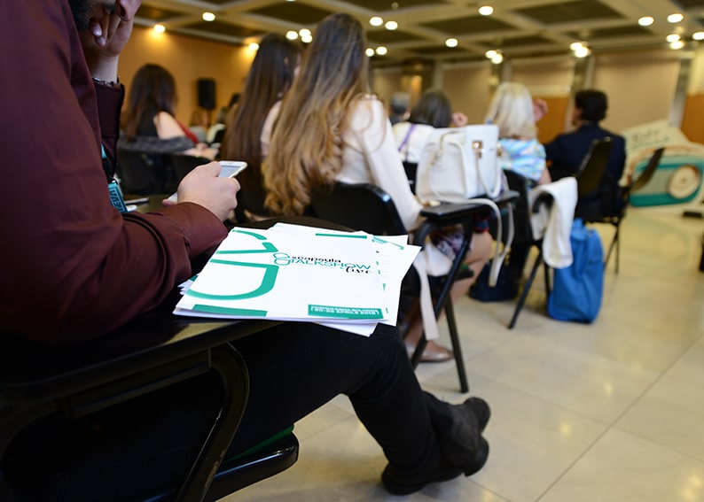 Farmacisti tra il pubblico di un incontro Capsula a Cosmofarma