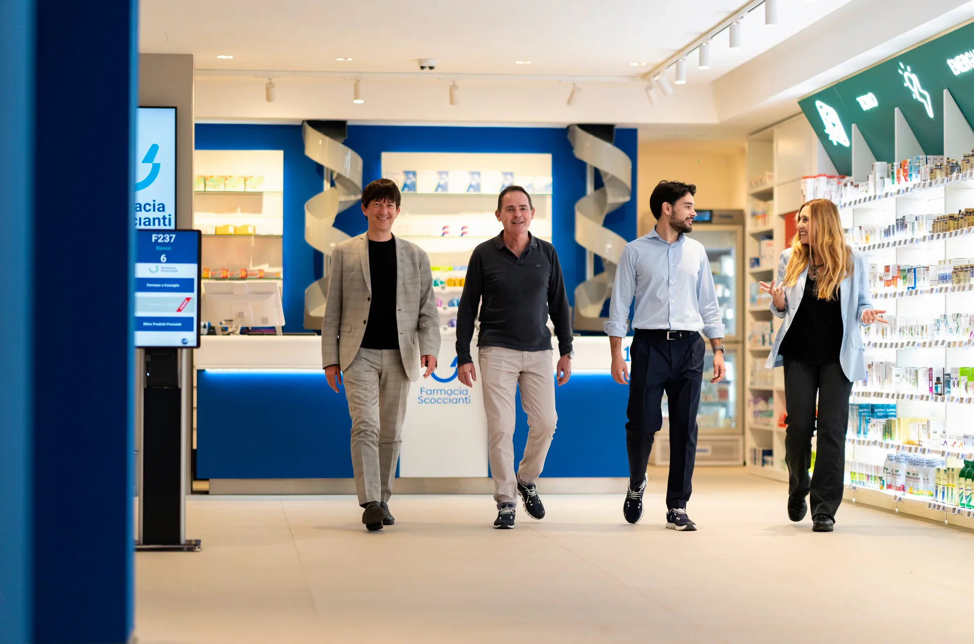 Le persone coinvolte nel progetto all'interno della Farmacia Scoccianti