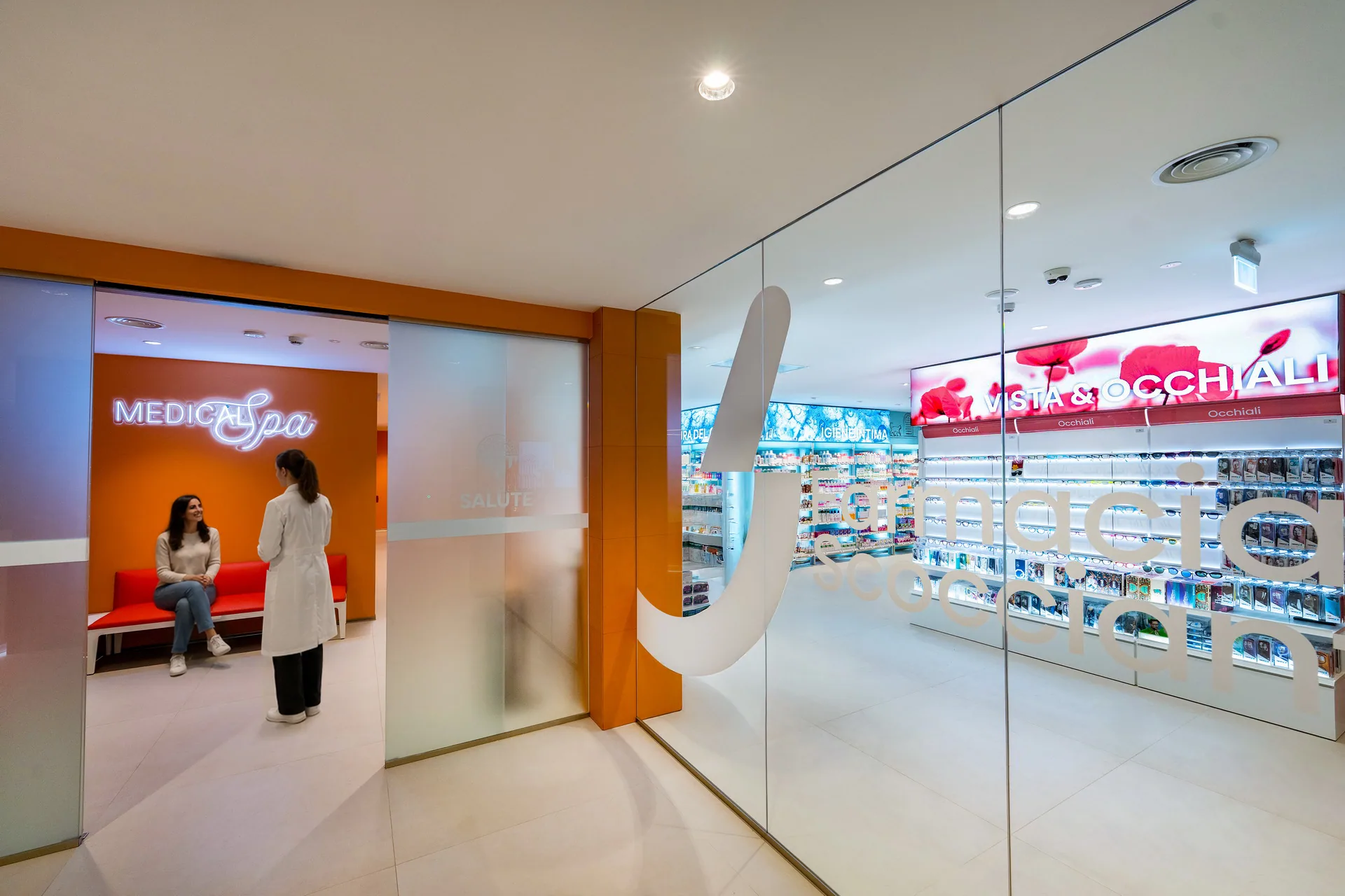 Area Medical Spa della Città della Salute con farmacista e cliente
