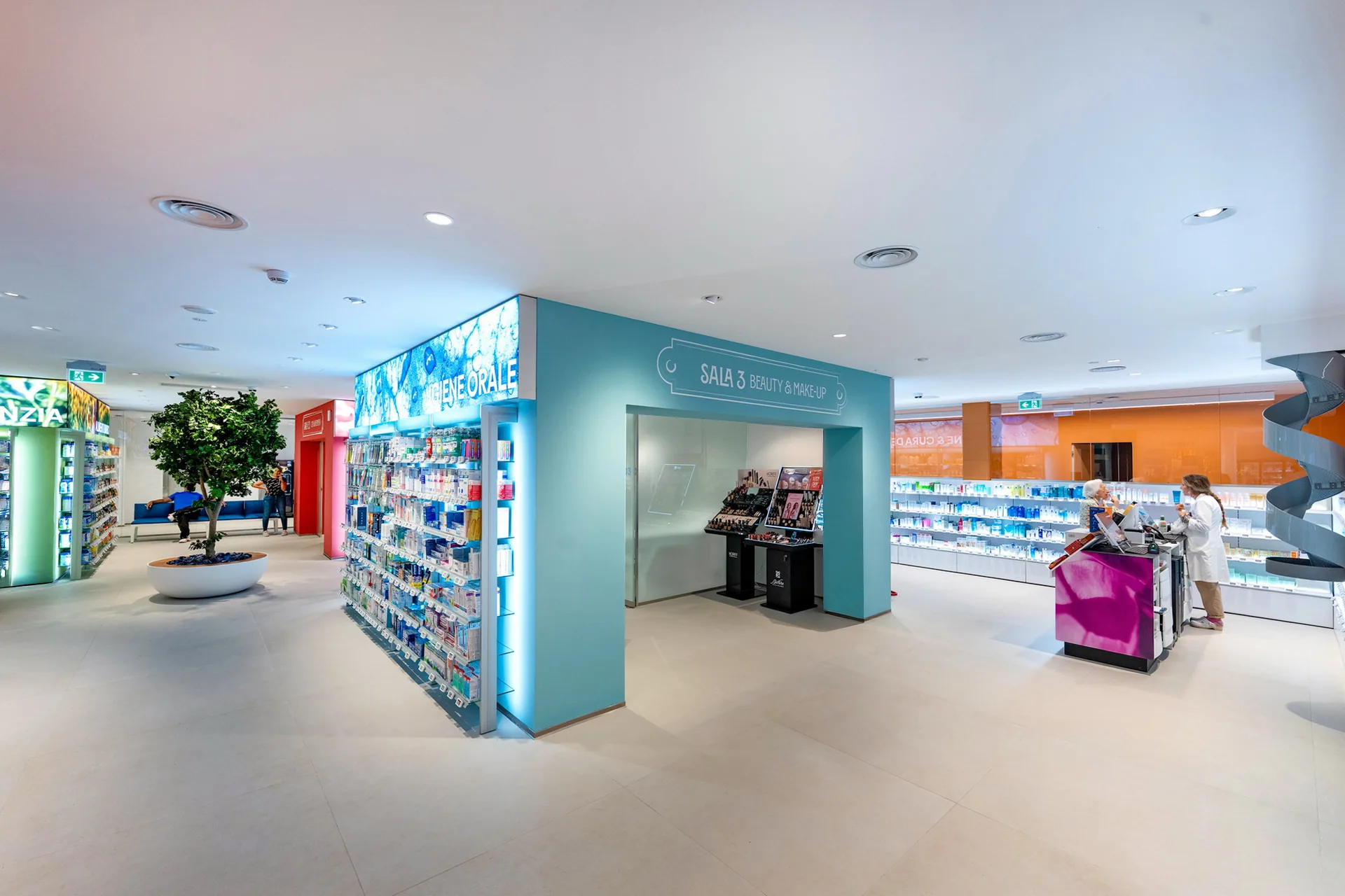 Vista degli spazi interni della Farmacia Scoccianti
